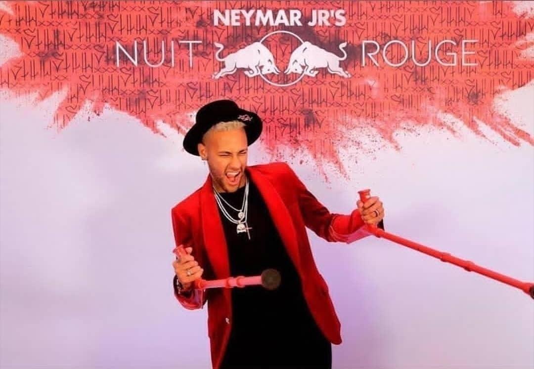 Neymar chegou à sua festa de muletas vermelhas e loiríssimo - Reprodução/Instagram/@neymarjrn_