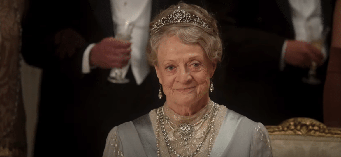 Maggie Smith em cena do filme de Downton Abbey - Reprodução/YouTube