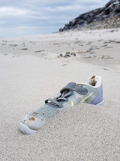 O mistério dos tênis Nike surgindo em praias da Europa e do Caribe