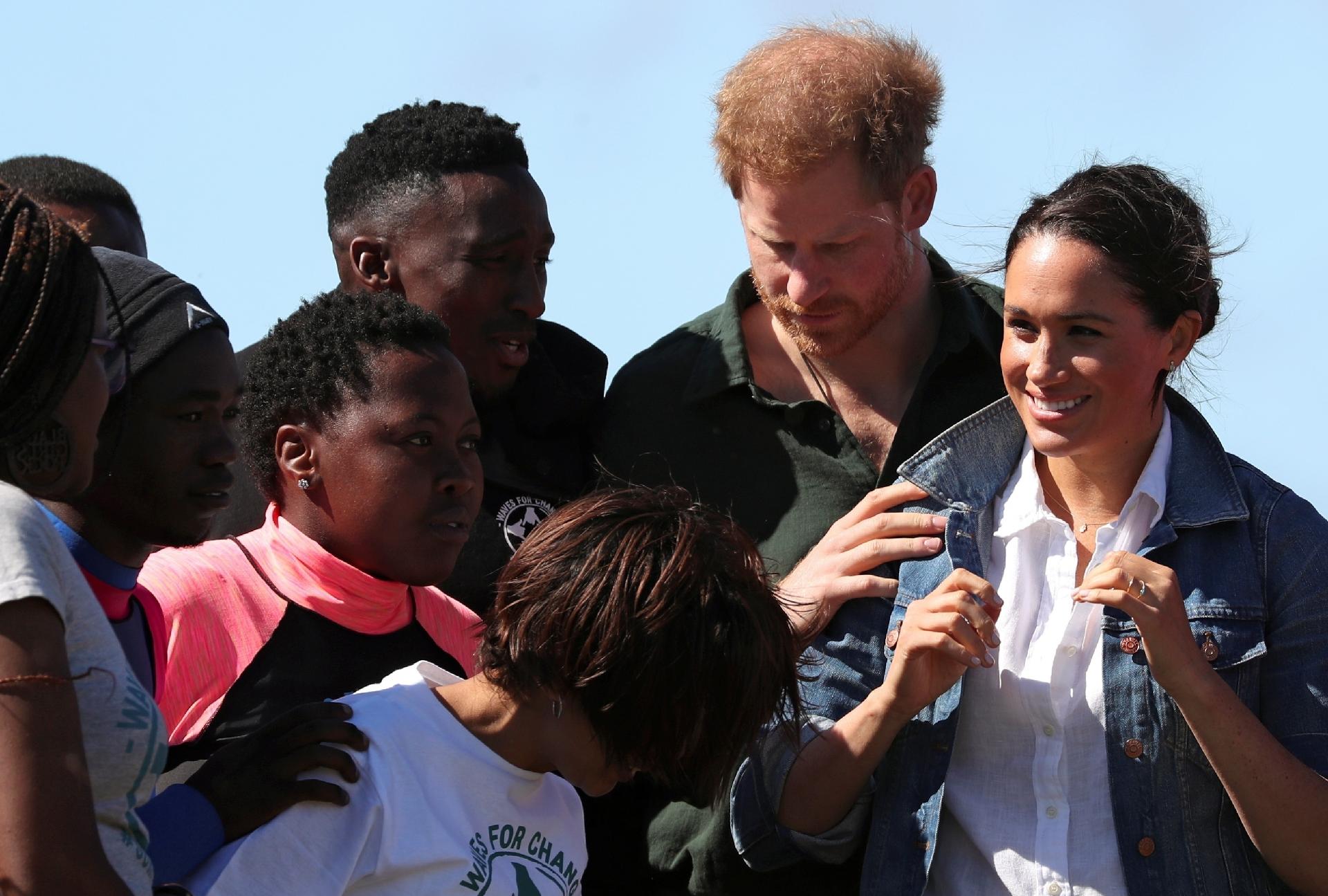 Príncipe e a duquesa de Sussex conversam com crianças durante visita a ONG "Waves for Change", em Cape Town, na África do Sul - Sumaya Hisham/Reuters