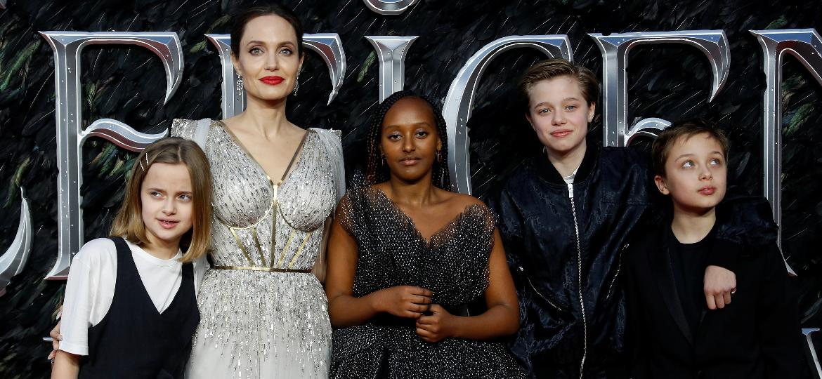Angelina Jolie acompanhada dos filhos Vivienne, Zahara, Shiloh e Knox, em foto de 2019 - REUTERS/Peter Nicholls