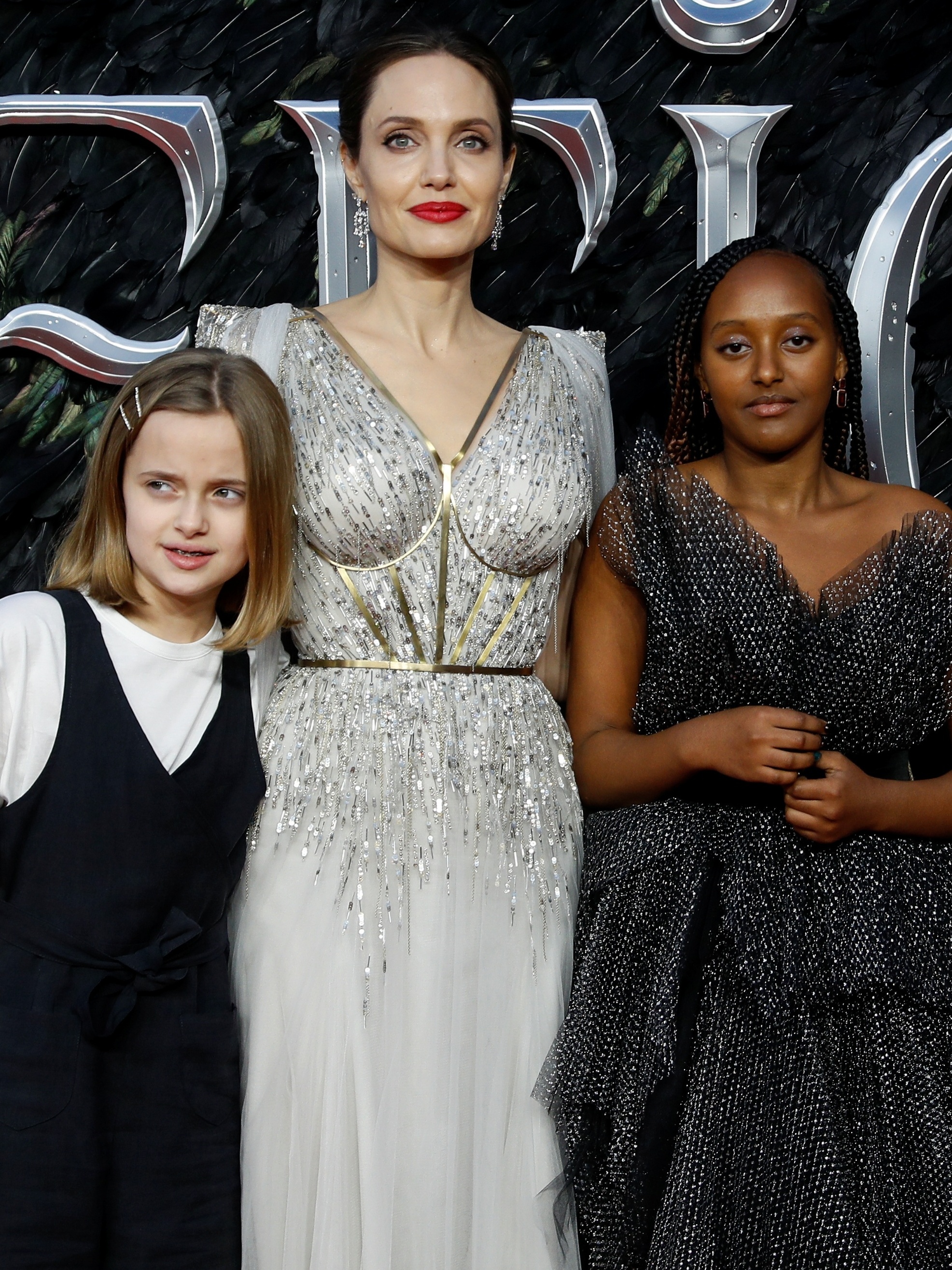 Angelina Jolie posa em momento fofo com os filhos na première de