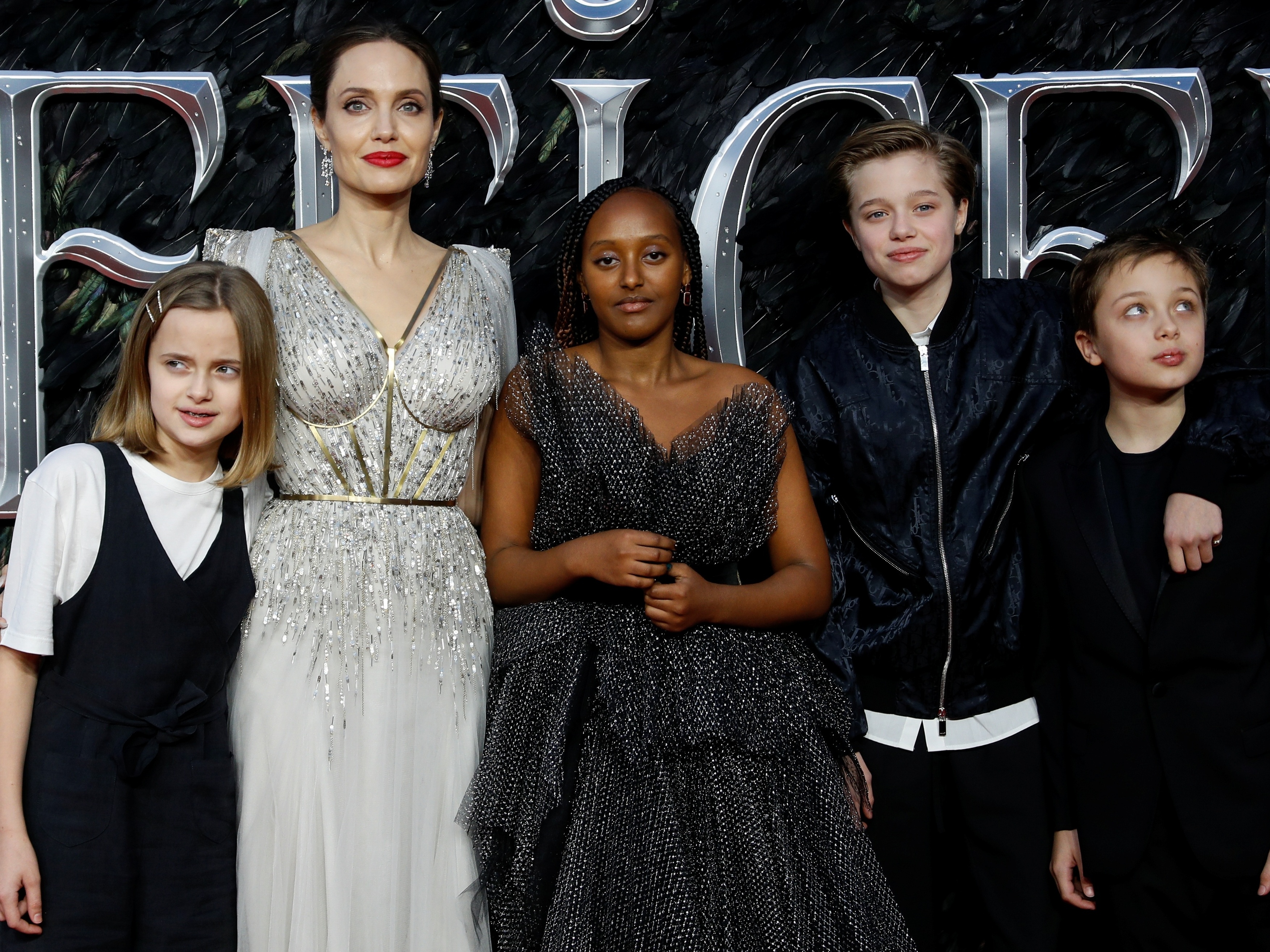 FOTOS: Angelina Jolie posa com os filhos no tapete vermelho de