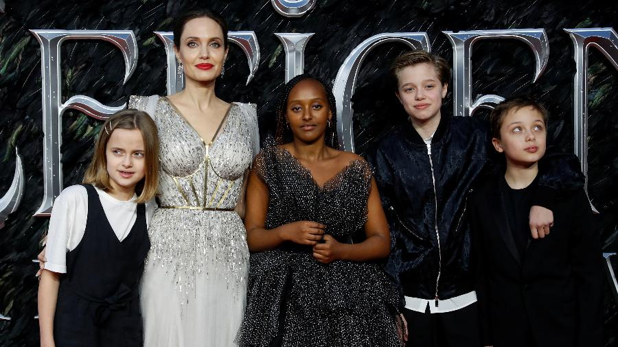 Angelina Jolie acompanhada dos filhos Vivienne, Zahara, Shiloh e Knox - REUTERS/Peter Nicholls