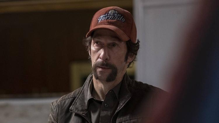 Looking Glass (Tim Blake Nelson) em Watchmen, da HBO - Reprodução/HBO - Reprodução/HBO