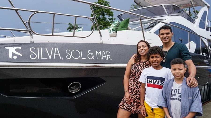 Jogador Thiago Silva e a família em frente ao iate de luxo que ele comprou para a família - Divulgação/David Mota
