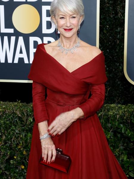 Helen Mirren no Globo de Ouro: vestido, bolsa, maquiagem e brincos em tons de vermelho - Getty Images