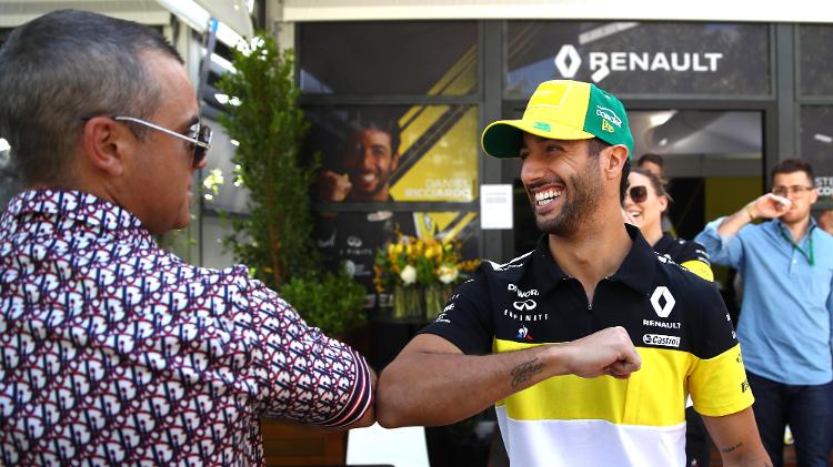 12.03.2020 - Robbie Williams cumprimenta piloto de F1 Daniel Ricciardo em Melbourne, na Austrália - Mark Thompson/Getty Images - Mark Thompson/Getty Images