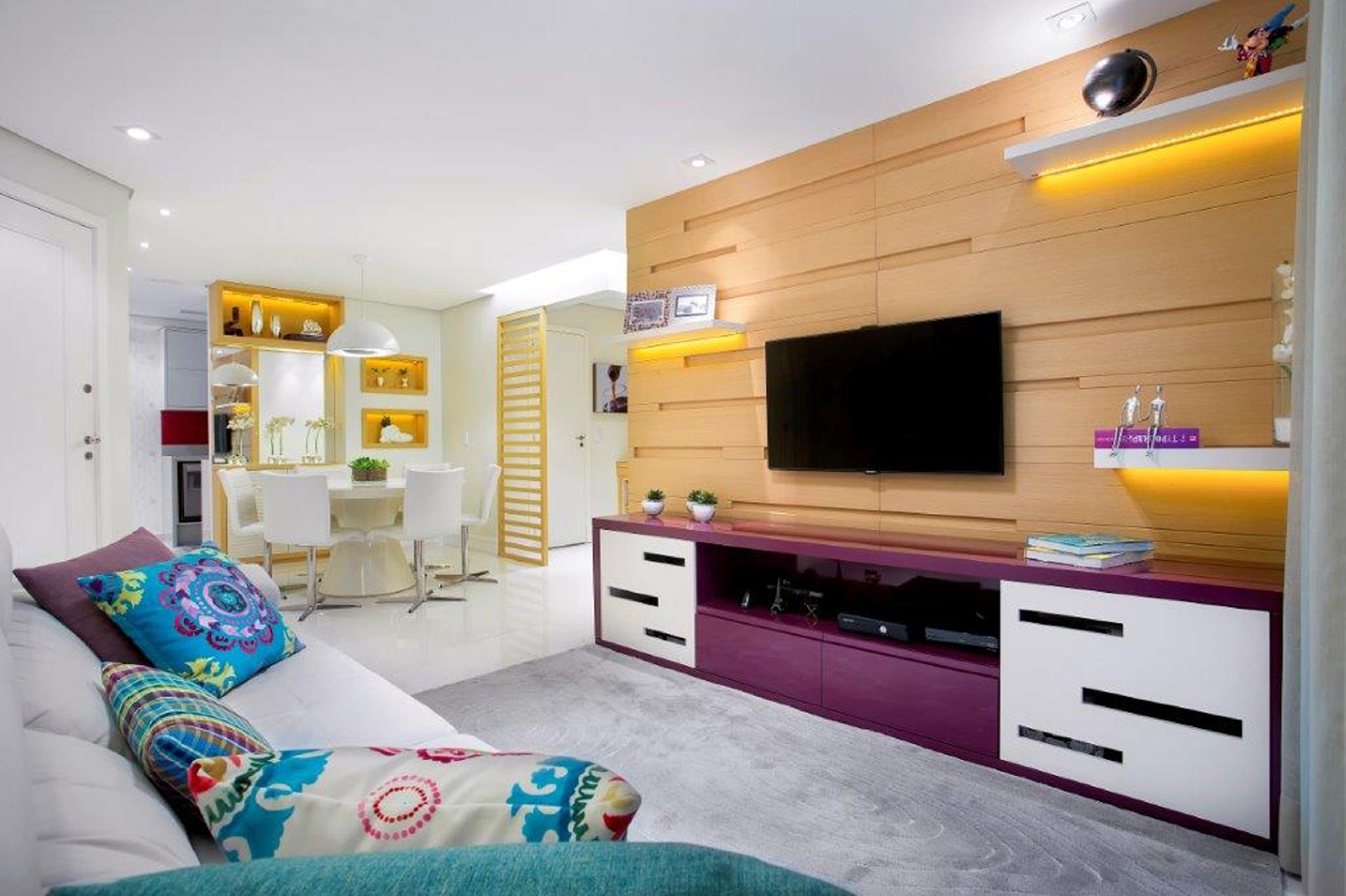 Nesta sala idealizada pela arquiteta e designer de interiores Adriana Pierantoni, as prateleiras são presas nos sulcos do grande painel de madeira criado para a TV. Entretanto, é possível adaptar a estrutura e deixá-las móveis, permitindo mudar a configuração toda vez que quiser renovar a decoração da sala. Neste caso, para manter a iluminação, seria necessário implantar um sistema com pilhas. - Gustavo Awad