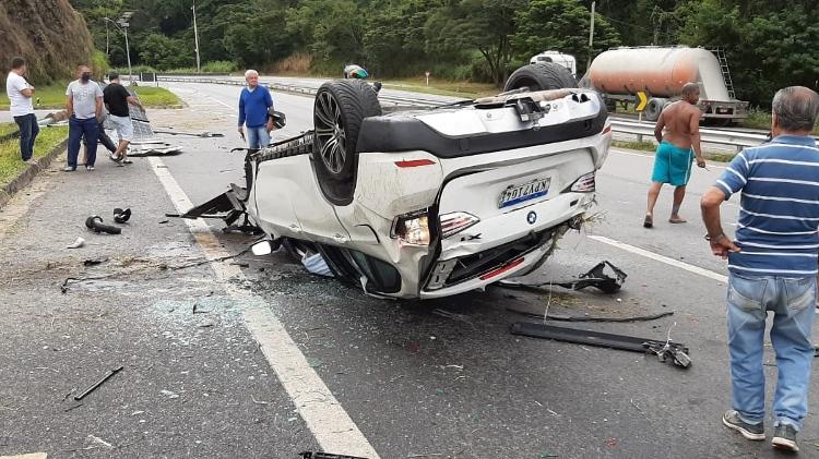 BMW X1 bateu em poste em rodovia da Região Serrana do Rio há 1 mês durante disputa de racha - Reprodução