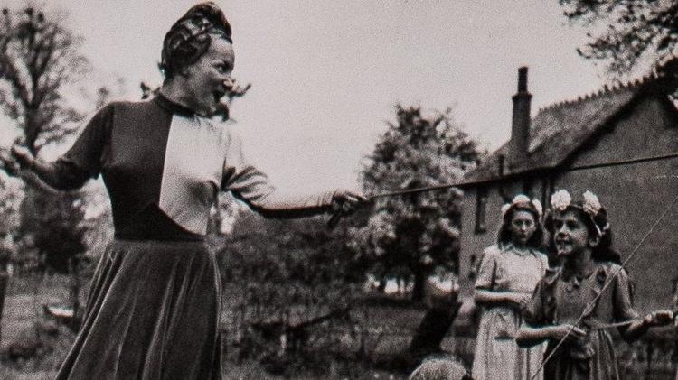 Carmen Miranda faz a dança do maypole com crianças em Weston Turville - Coleção Haroldo Coronel/Divulgação - Coleção Haroldo Coronel/Divulgação