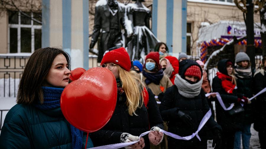 Cerca de 300 mulheres formaram uma "corrente solidária" com o termômetro marcando -13 ºC no centro de Moscou - Dimitar DILKOFF/AFP