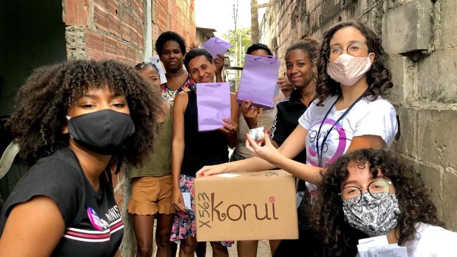 Meninas da Girl UP em ação da ONG que distribui produtos de higiene menstrual - Divulgação