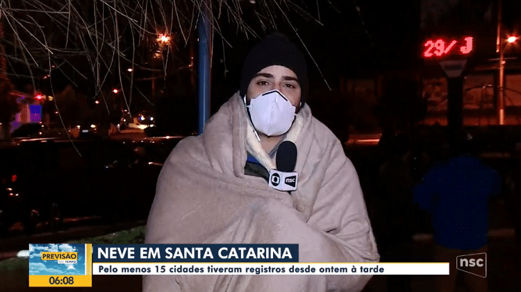 Repórter da NSC TV usa cobertor ao vivo em Santa Catarina - Reprodução/NSC TV - Reprodução/NSC TV