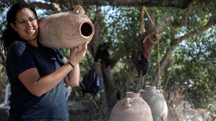 Liat Nadav-Ziv, uma das diretoras da escavação que descobriu uma vinícola de 1500 anos em Yavne, Israel  - REUTERS/Nir Elias