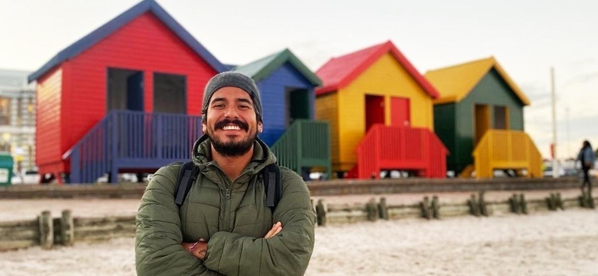 O mochileiro Flávio Santos enfrentou desafios e descobertas na passagem por países onde ser gay é proibido ou tabu - Reprodução Instagram @omundoquepertenco