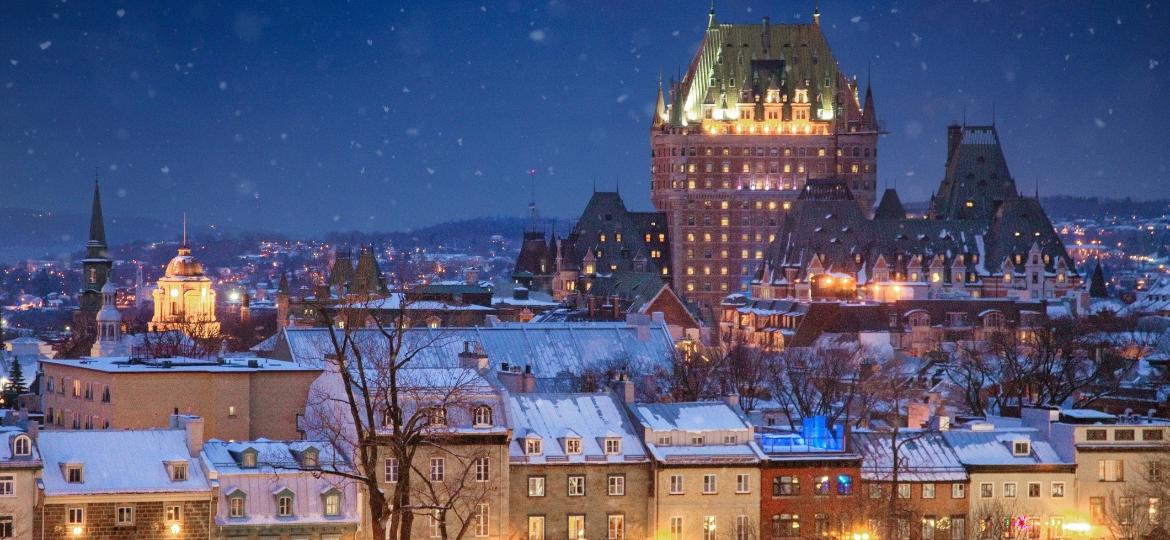 Vista do horizonte de Québec em uma noite de inverno com  Chateau Frontenac - NicolasMcComber/Getty Images