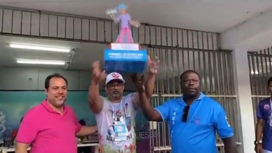 Dirigente da Independentes de São Torquato atirou troféu de vice-campeão  - Reprodução/Twitter