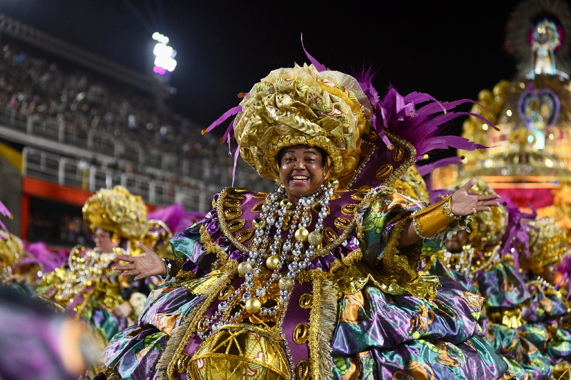 Mangueira no Desfile das Campeãs - Lucas Landau/UOL