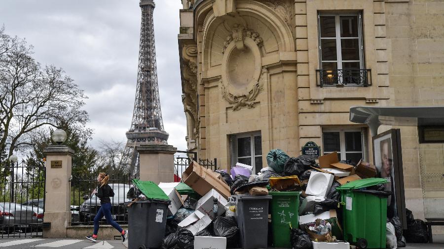 Lixeiras cheias durante as greves e manifestações em Paris em foto de março de 2023 - Anadolu Agency/Anadolu Agency via Getty Images