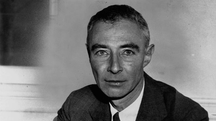 J. Robert Oppenheimer em seu escritório