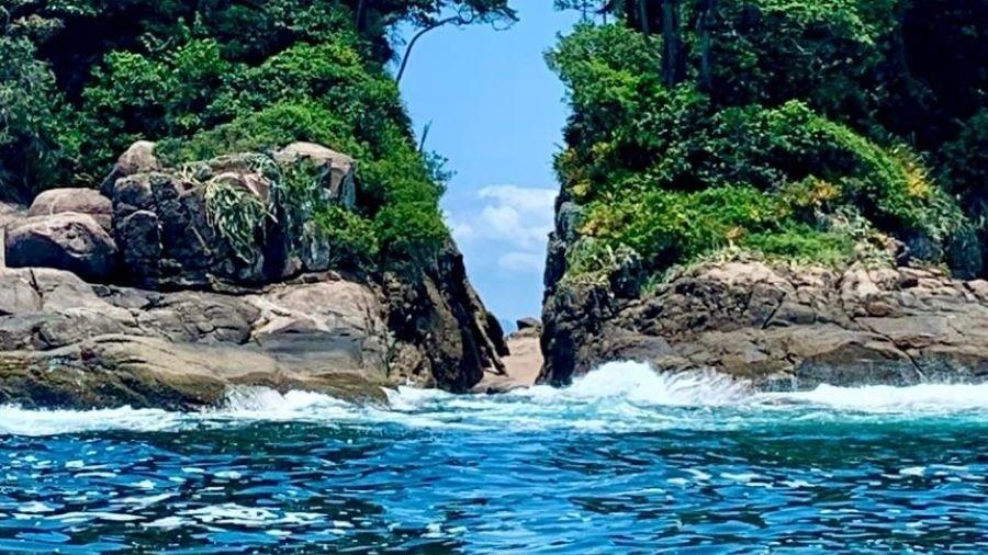 A Ilha Rachada, em Ubatuba (SP), vai pleitear o título de menor praia do mundo ao Guinness Book - Divulgação