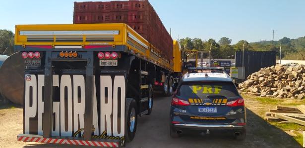Caminhões arqueados no foco: PRF reforça fiscalização de veículos fora dos  padrões Levantar a traseira do caminhão tornou-se comum, mas gera polêmica  entre caminhoneiros