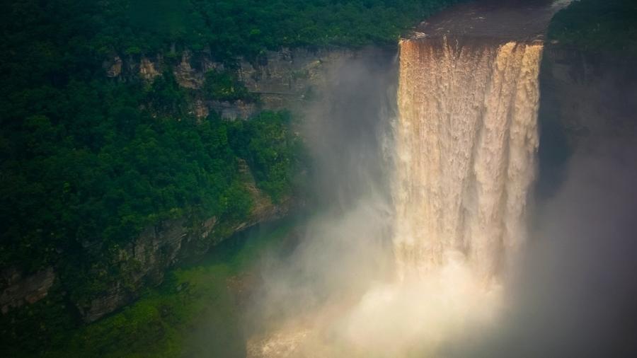 Cachoeira de Kaieteur Falls, na Guiana, tem mais de 220 metros de altura