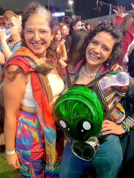 As amigas Beatriz e Julia na primeira noite do Coala Festival, na sexta (6), em São Paulo - Bruna Gavioli