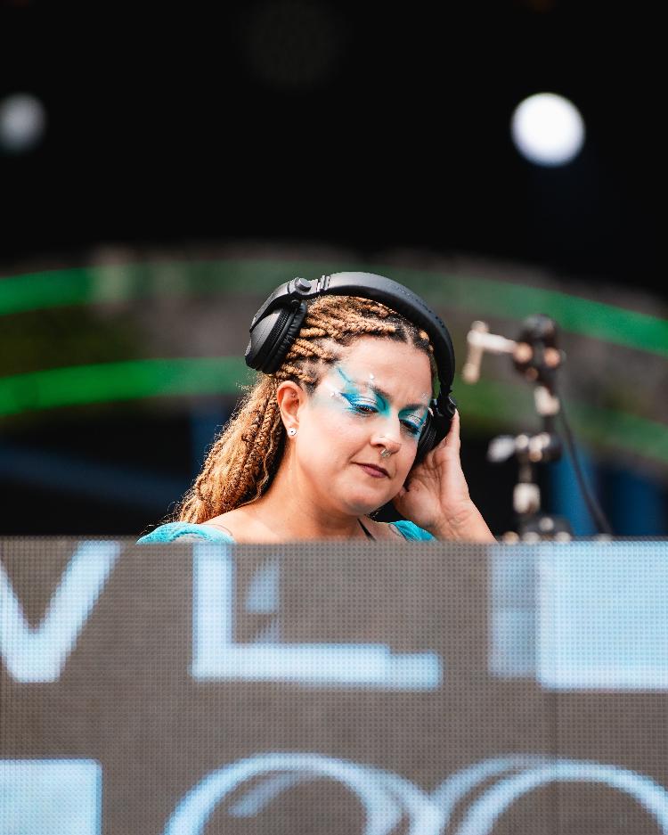 A DJ Lia Macedo abriu o terceiro dia do Coala Festival, no final da manhã de domingo (8), em São Paulo