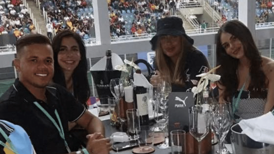 Amanda Kimberlly posa ao lado de Rafaella Santos e de amigo de Neymar