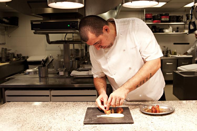 Chef Jefferson Rueda no restaurante Attimo, em 2013 Chef Jefferson Rueda no restaurante Attimo, em 2013