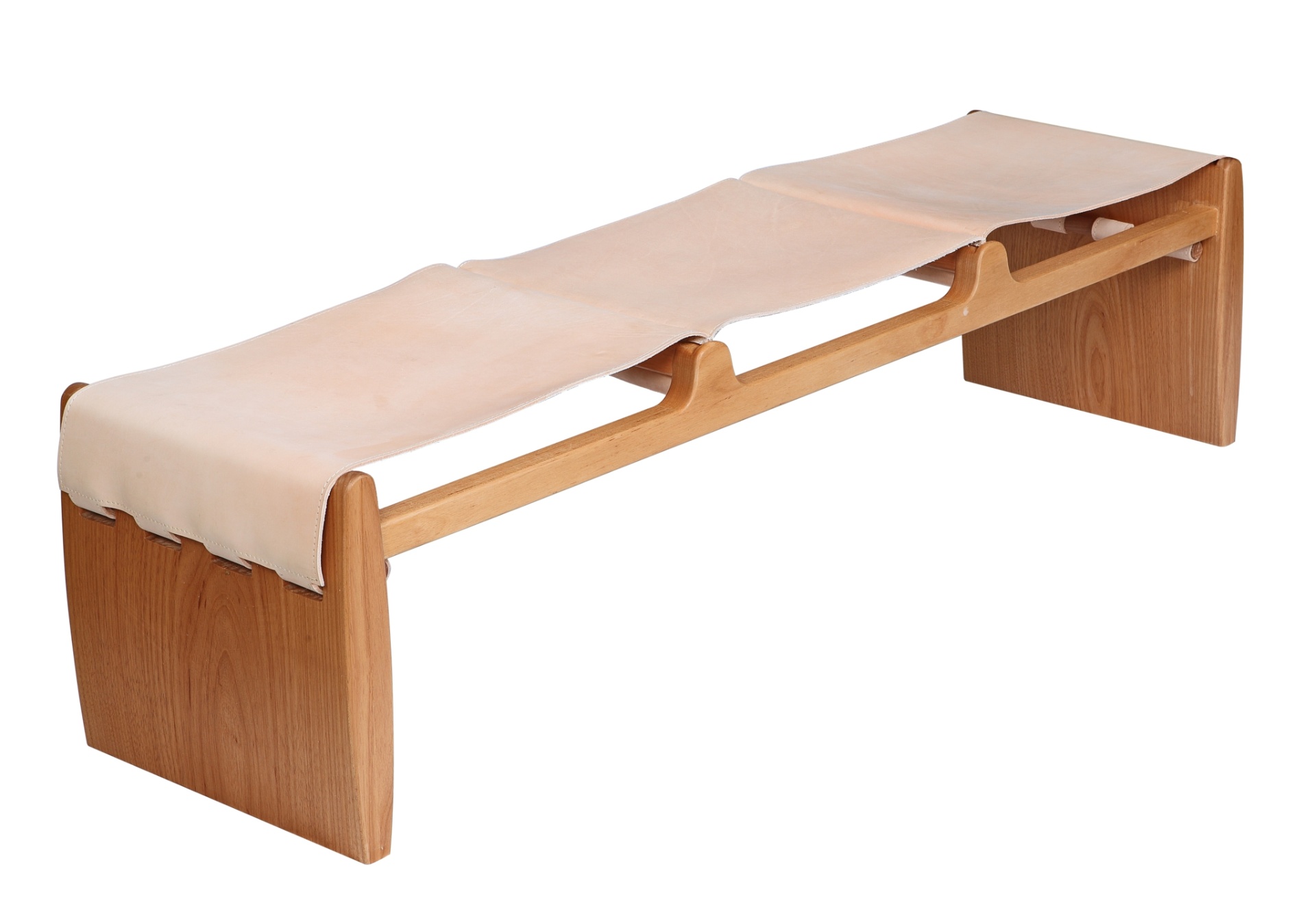 O banco Sela, desenvolvido por Mariana Betting Ferrarezzi e Roberto Hercowitz, tem assentos em couro natural e base em madeira, materiais que remetem ao universo do campo. O uso de técnicas da marcenaria tradicional faz com que a peça contemporânea transmita ares do mobiliário brasileiro dos anos 50 e 60 - Carlos Ben/ Divulgação