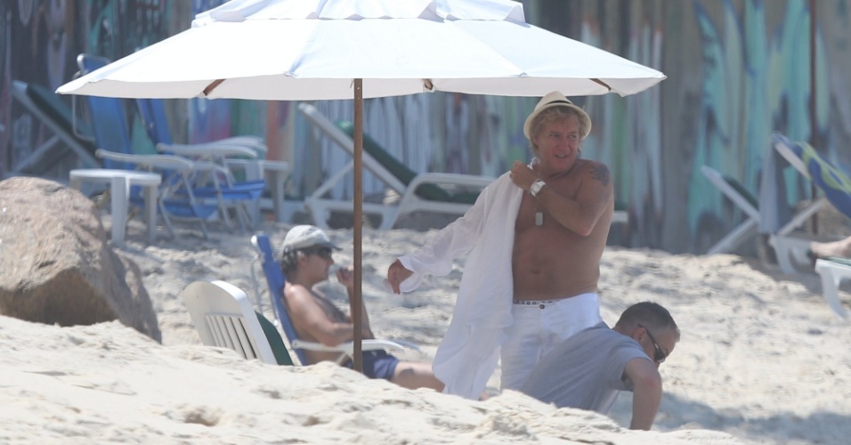 20.set.2015 - Rod Stewart curte praia da zona sul do Rio de Janeiro horas antes de se apresentar na terceira noite de Rock in Rio