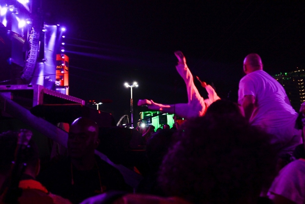 25.set.2015 - Mike Patton, vocalista do Faith No More, fez um "stage dive" no final da música "Caffeine", e foi escoltado de volta ao palco pelos seguranças, durante o quinto dia do Rock in Rio 2015. - Francisco Cepeda/AGNews