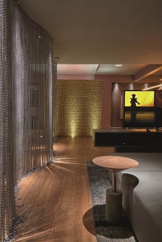 Em uma casa com ambientes integrados, o uso de divisórias ajuda a manter a privacidade dos moradores. Você pode utilizar, por exemplo, uma cortina de metal para separar o dormitório da sala de estar (foto), como fez Ney Lima no projeto Cubo de Ouro, na Casa Cor Brasília | A mostra (www.casacor.com.br) fica em cartaz até 10 de novembro de 2015 - Jomar Bragança/ Divulgação