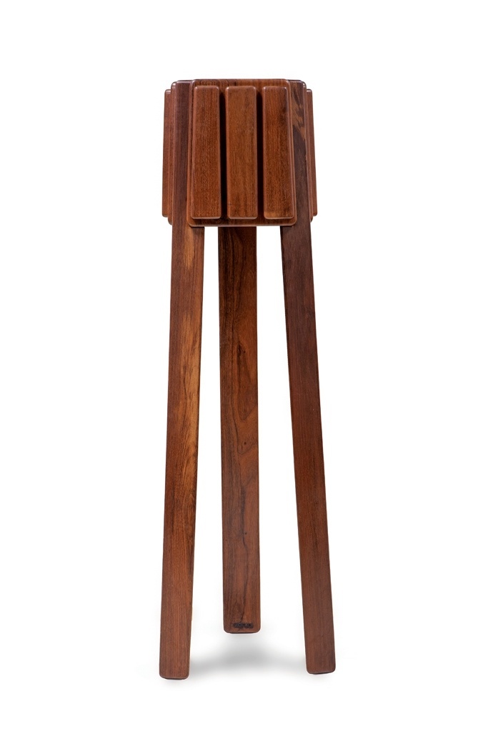 Luminária Almofada, feita de ipê-tabaco, com dimensões 55 cm x 55 cm x 170 cm. A peça foi criada pelo designer Zanini de Zanine com madeira de reúso, proveniente de demolição - Divulgação