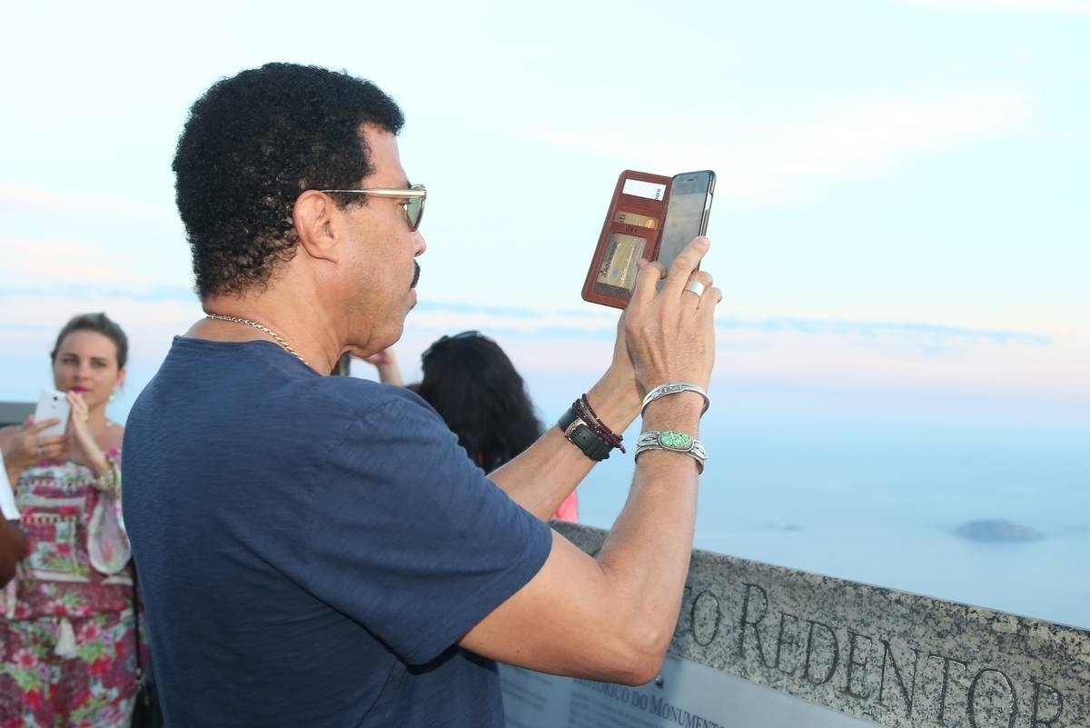 5.mar.2016 - Lionel Richie tira fotos da paisagem ao visitar o Cristo Redentor, no Rio - Andre Freitas/AgNews