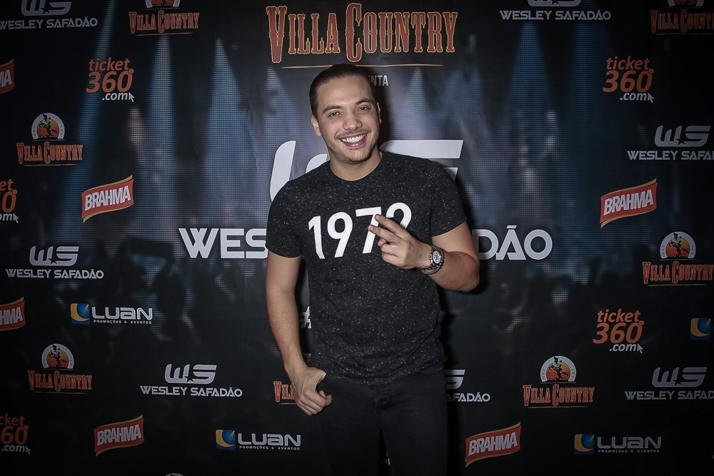 28.abr.2016 - Wesley Safadão posa para fotos antes de subir ao palco do Villa Country. Com ingressos esgotados há dois meses, o cantor se apresentou para um público de aproximadamente 8 mil pessoas - Raphael Castello/AgNews