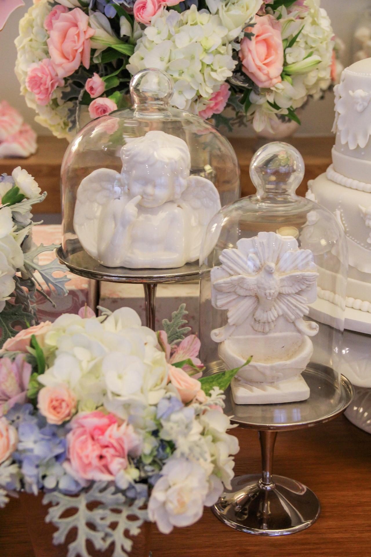 Fabiana Moura - Projetos Personalizados também usou imagens do Espírito Santo para compor a mesa do batizado. Além do acervo da decoradora, algumas peças foram locadas na Ella Arts (www.ellaarts.com.br) - Divulgação