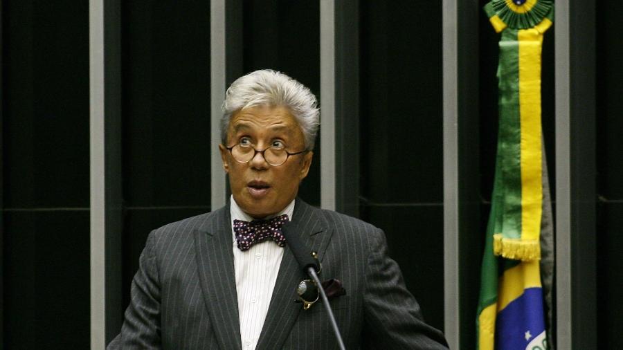 O estilista e deputado federal Clodovil Hernandes discursa no plenário da Câmara dos Deputados no dia do seu aniversário, em Brasília, DF