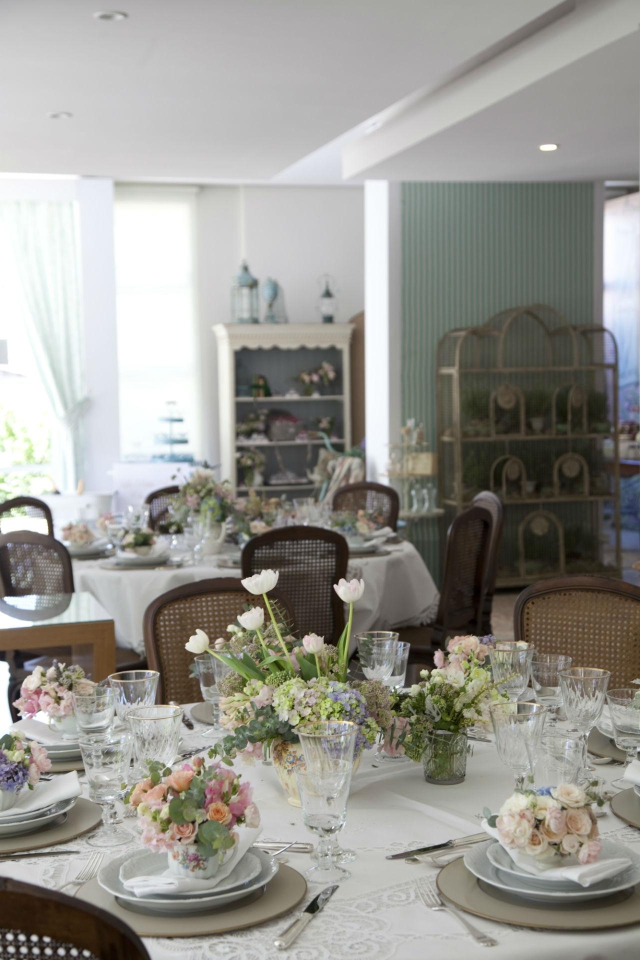 Bruna Beraldo optou por realizar a cerimônia, seguida de coquetel e almoço, apenas com música ambiente, no salão do prédio onde mora. "Somos um casal diurno e que gosta de receber em casa", conta a noiva. Apesar de interna, a festa tinha ares de jardim primaveril, com decoração em tons pastel, toalhas brancas e flores delicadas como hortênsias e rosas 'spray' (usar apenas no respectivo material) - Maíra Preto/ Divulgação