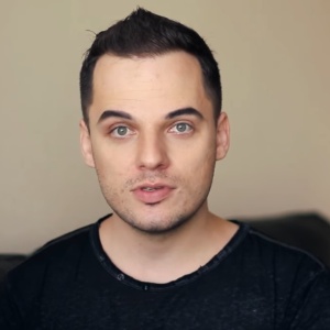 O publicitário Danilo Dabague é o mentor de Lorelay Fox, a drag mais pop do YouTube - Reprodução/Para Tudo/YouTube - Reprodução/Para Tudo/YouTube