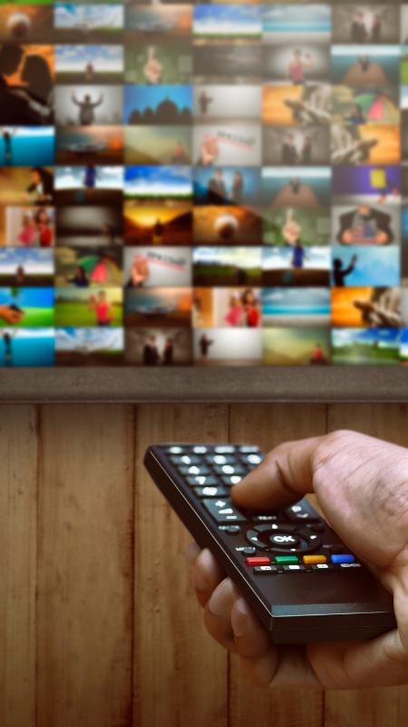 Emissoras de TV investem em aparelhos para amplificar e melhor o sinal de TV digital - iStock