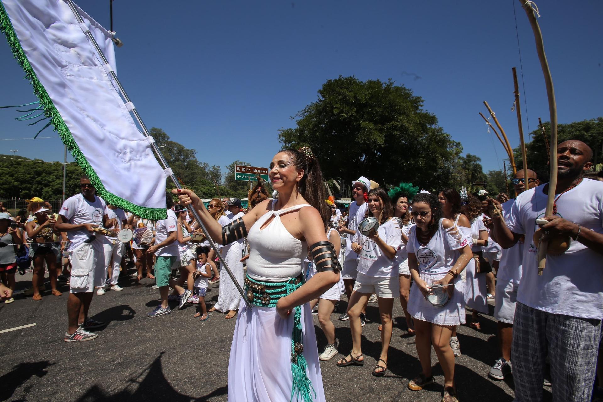 Marisa Orth, um dos destaques do bloco Os Capoeira, no lado de fora do parque Ibirapuera - Amanda Perobelli/Estadão Conteúdo