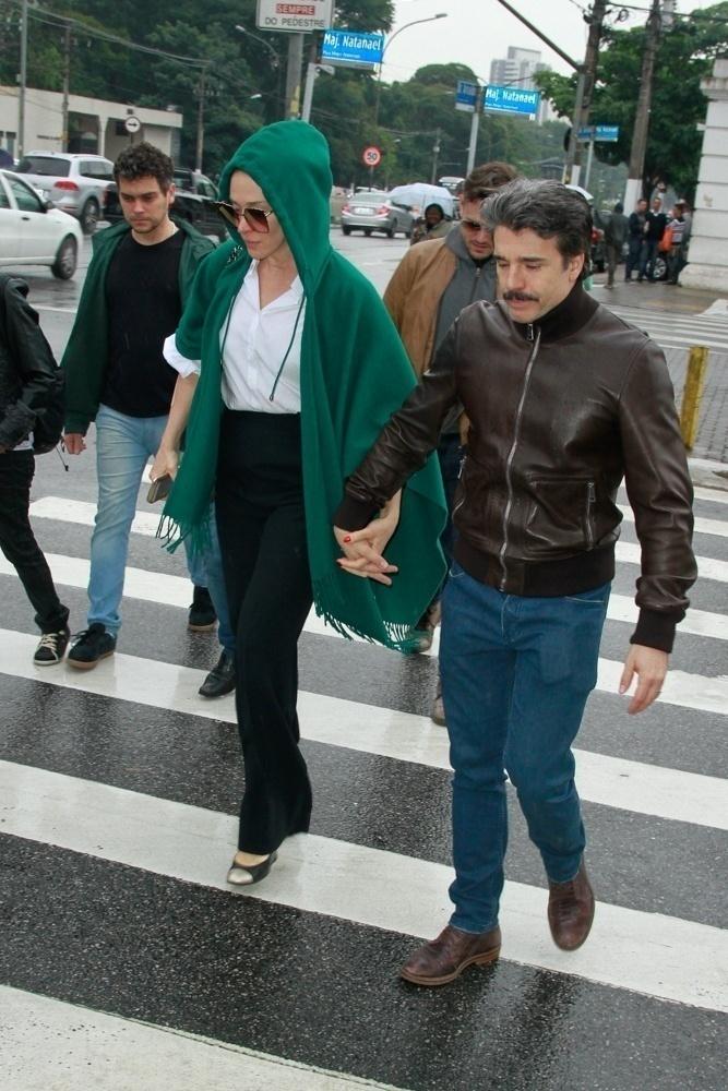 Claudia Raia e Jarbas Homem de Mello foram os últimos a deixarem o Cemitério do Araçá, localizado no bairro de Cerqueira César, em São Paulo, no final da tarde desta quinta-feira - Amauri Nehn/Brazil News