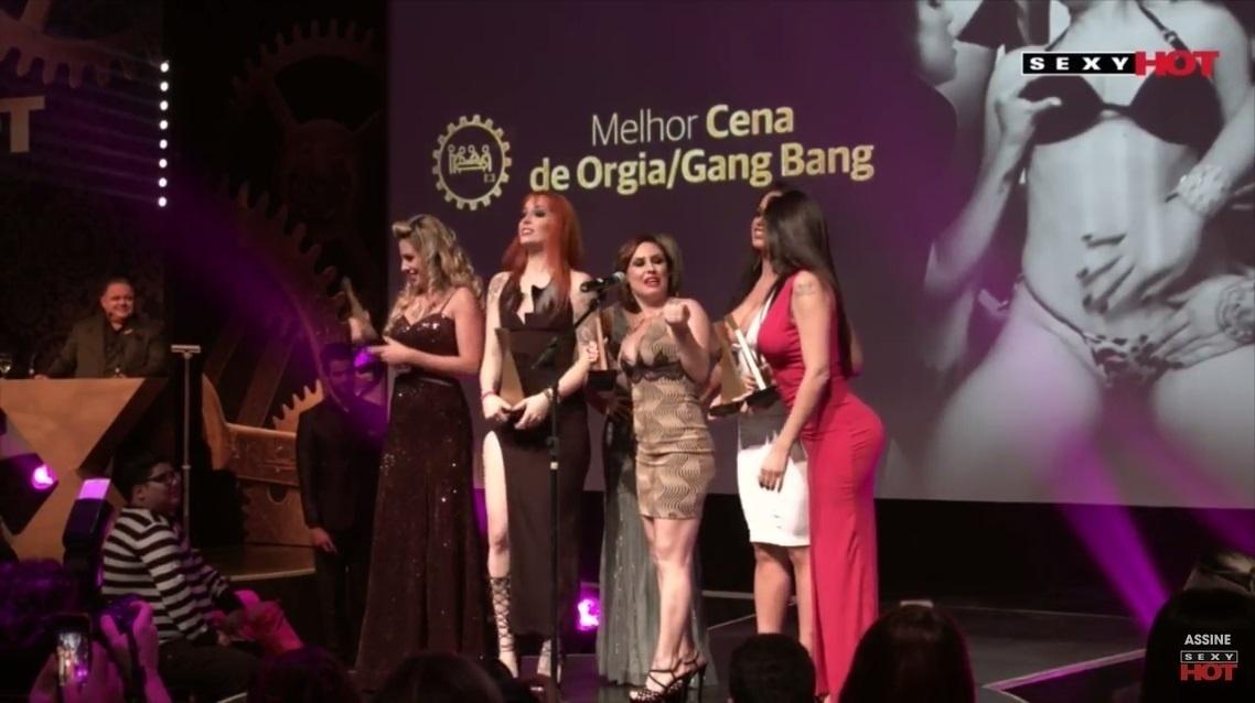 Emme White, Mel Fire, Angel Lima, Fabi Thompson e Paty Kimberly recebem o troféu de melhor cena de orgia/gang bang pelo filme "Orgasmos Múltiplos" no 4º Prêmio Sexy Hot, o Oscar do pornô brasileiro - Reprodução/YouTube