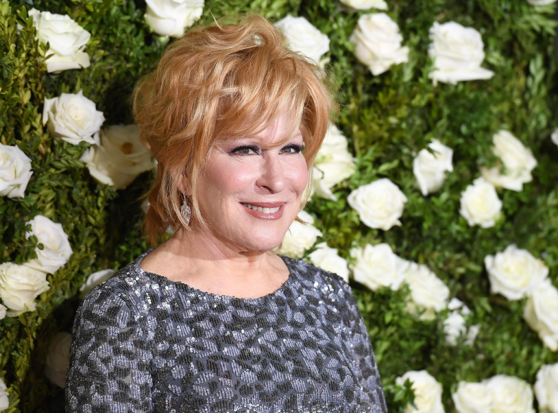 A atriz Bette Midler posa para fotos no tapete vermelho no Radio City Music Hall, em Nova York, para a premiação do Tony Awards - Angela Weiss/AFP