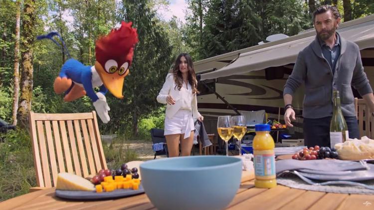 Thaila Ayala com o ator Timothy Omundson em cena de "Pica-Pau - O Filme" - Reprodução/Youtube - Reprodução/Youtube