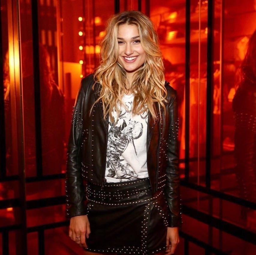 Sasha Meneghel optou por conforto, mas com atitude: a camiseta básica branca foi combinada a um conjunto de jaqueta e saia de couro com tachas. Fácil de copiar! - Divulgação